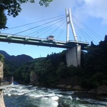 諏訪峡の下から眺めたこの橋の様子