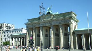 ブランデンブルク門はベルリンの象徴にして、冷戦の名残も留めているようです