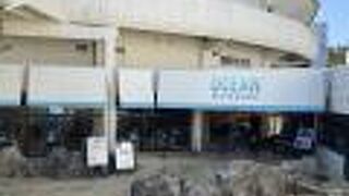 シャチが泳ぐ姿を眺めながらお食事ができるレストラン