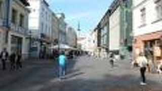 ヴィル門手前からタウンホールに向かう通り