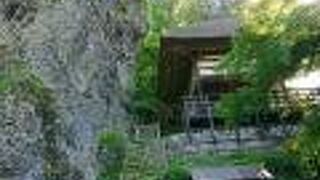 棚田を見下ろす素敵なお寺