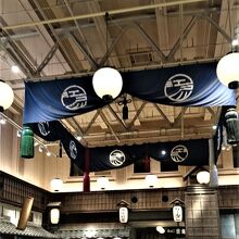 館内中央に土俵がある