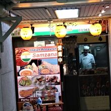 インド人スタッフの店