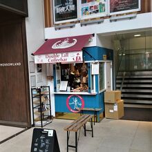 店の前に腰掛けの用意がある