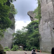 右手の岩盤に百尺漢音が掘られてます。突き出てるのが地獄のぞき