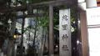 繁華街の合間にある神社