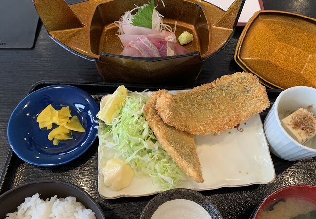 黄金アジが食べたくて～昼時は平日でも混んでます