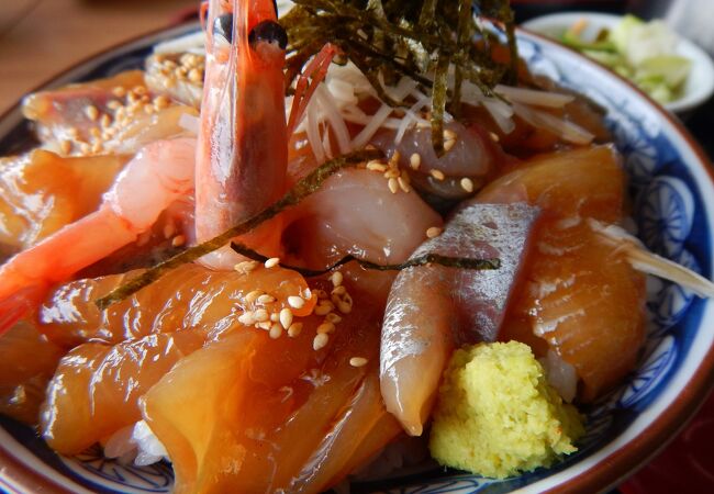 富山湾のとれたての海鮮丼を