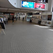 富山きときと空港の１階到着ロビーの様子