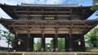 壮大で迫力ある門