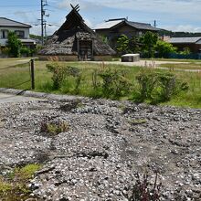 貝塚や環濠、竪穴式住居が復元された公園