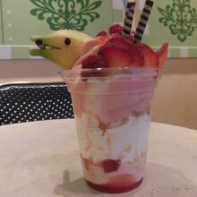 イルカパフェ（約６００円）