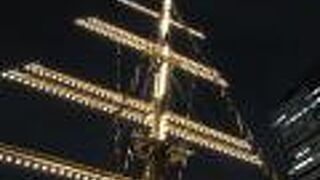 マストがそびえたちます