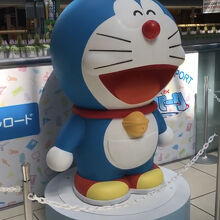 可愛く笑っています