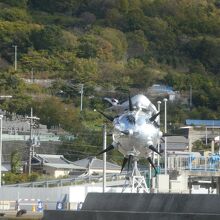 銀色に輝くなんか変なモニュメント