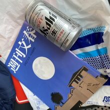 週刊文春と缶ビール