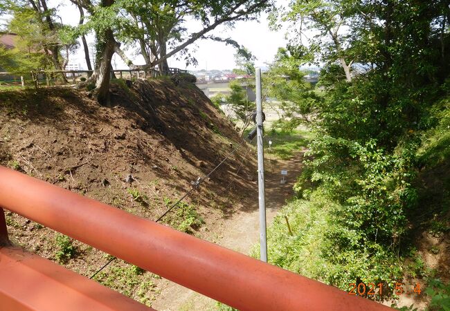 公園内に城跡が感じられます