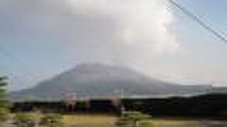 雄大な桜島を望む庭園が美しい島津家別邸