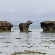 変わった岩がある海岸