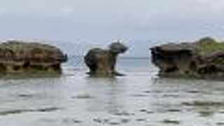 変わった岩がある海岸