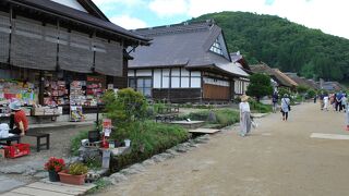 茅葺屋根が連なる景色