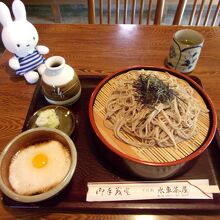 とろろそば(980円)です(^_-)-☆。