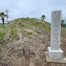 西大宮駅から東に150m位の場所に方墳大塚古墳があります。