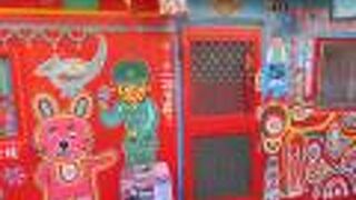 おじいさんが一人で描いたカラフルな集落