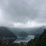 ダム湖です。散策路あります。