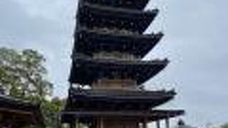 青龍塔と呼ばれる色の鮮やかさが魅力