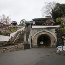 美しい坑門と鶴形山隧道 