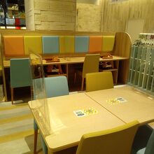 有明ガーデンのフードコートの赤ちゃん対応のテーブル席