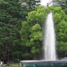 噴水池は上中下段 の三段構造。噴水の吹上高さは１２ｍ。