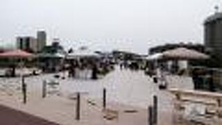 キッチンカーがずらり