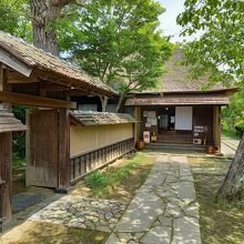 建物は200年以上前の武家屋敷を修理したものです