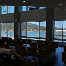 待合室から海を望む