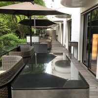 新高輪のクラブラウンジ、屋外席