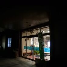 夜のエントランスです