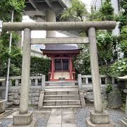 東京証券取引所のそばにあるこぢんまりした神社、ご利益ありそうです