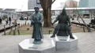 今川義元と並んでいます