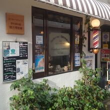 営業中の理髪店