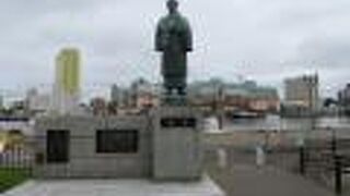 港文館隣、釧路川河口近くに建っています。