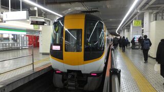 新幹線からの乗り換えは便利。急行と特急の時間差は少ない。