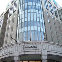 落ち着いた外観のデパートです