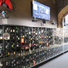 クラフトビールとビールグラスの展示