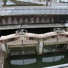 横には水門が