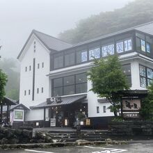 売店やレストランがある本館