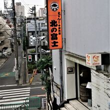 駅からすぐの坂下