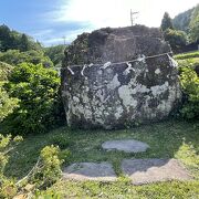 水田の真ん中にある大きな石