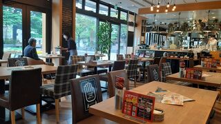 勾当台公園の緑がきれいに見えるカフェ。三越もすぐそば。